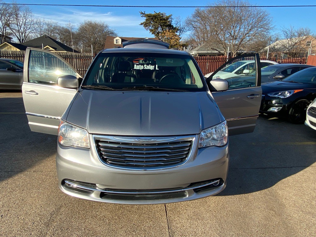2015 Chrysler Town & Country Image 8