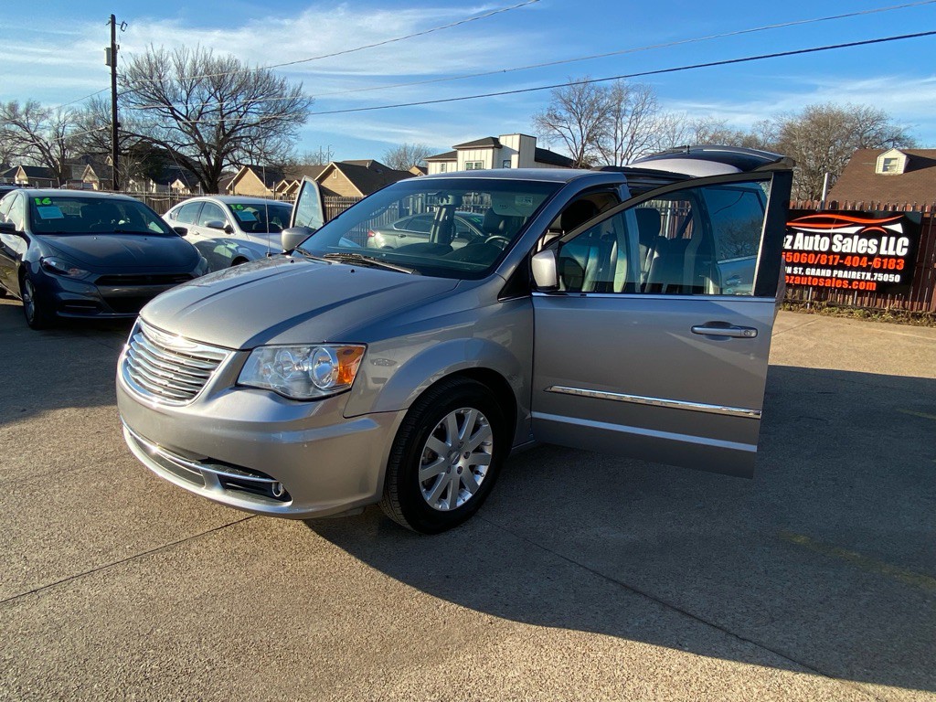 2015 Chrysler Town & Country Image 9
