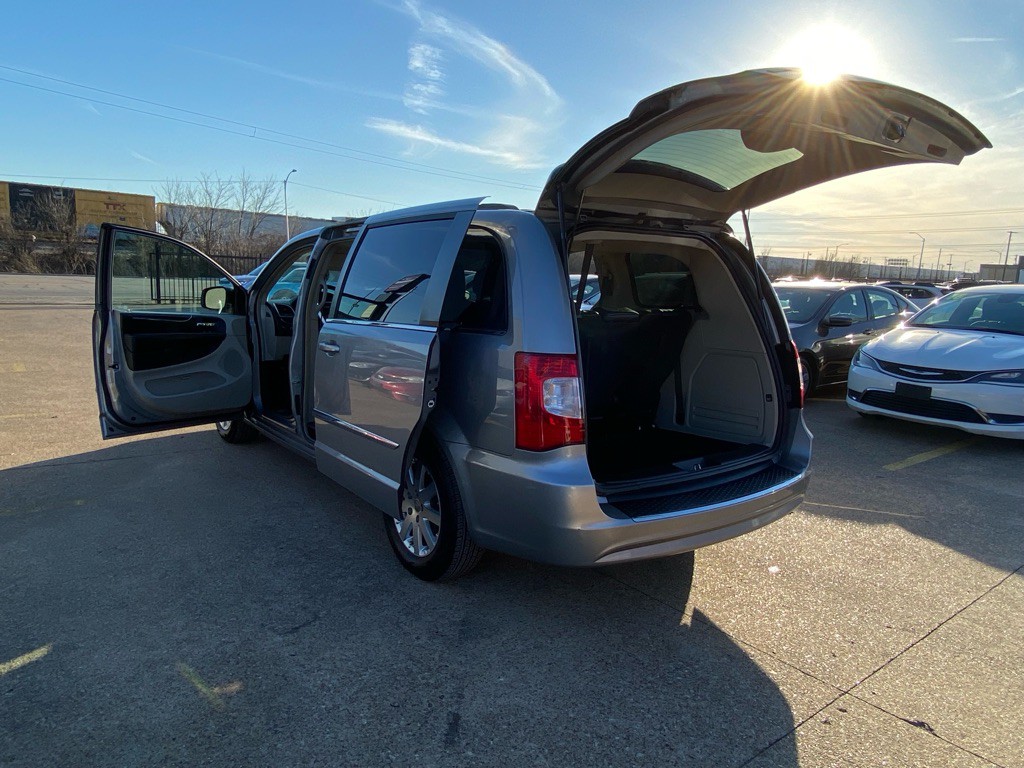 2015 Chrysler Town & Country Image 10