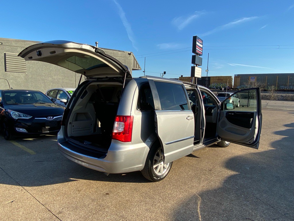 2015 Chrysler Town & Country Image 12