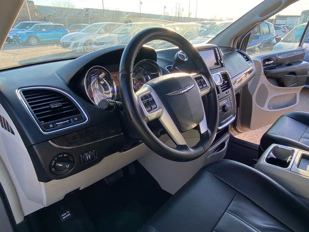 2015 Chrysler Town & Country Image 14