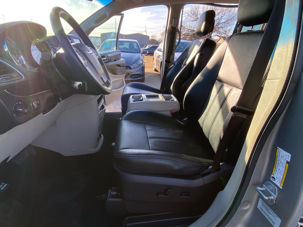 2015 Chrysler Town & Country Image 15