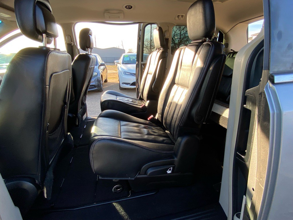 2015 Chrysler Town & Country Image 16