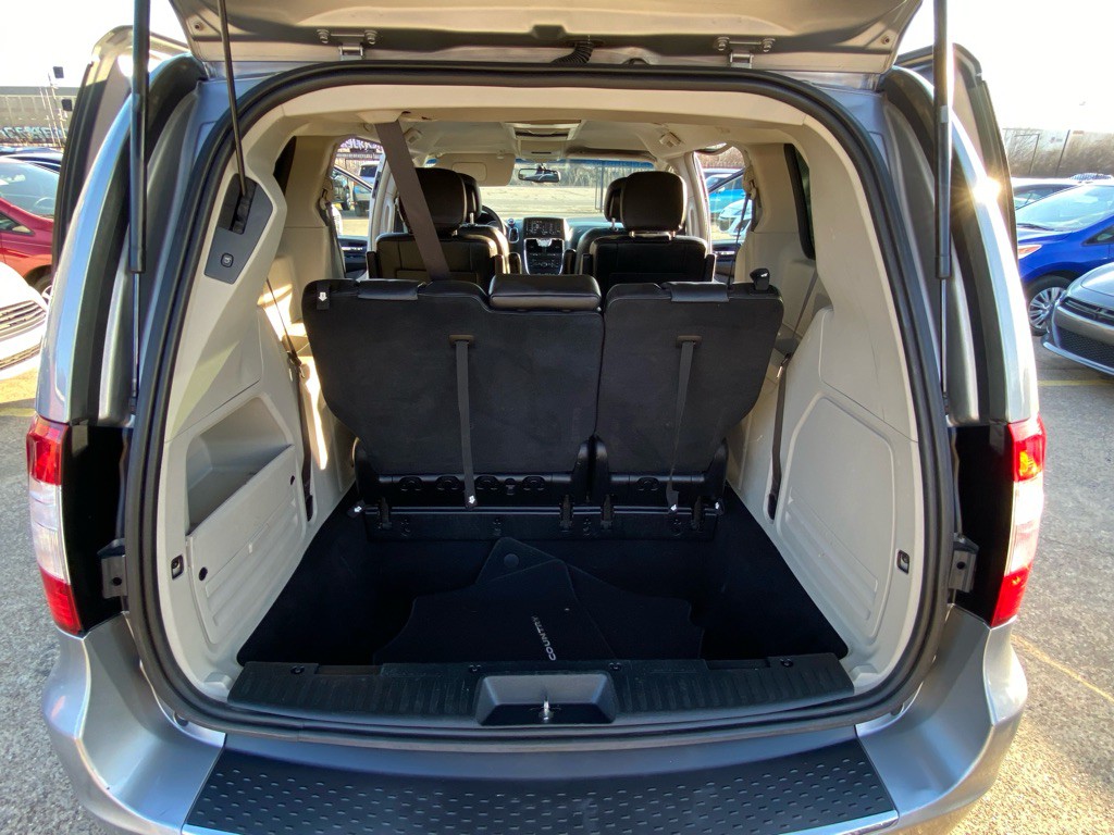 2015 Chrysler Town & Country Image 18