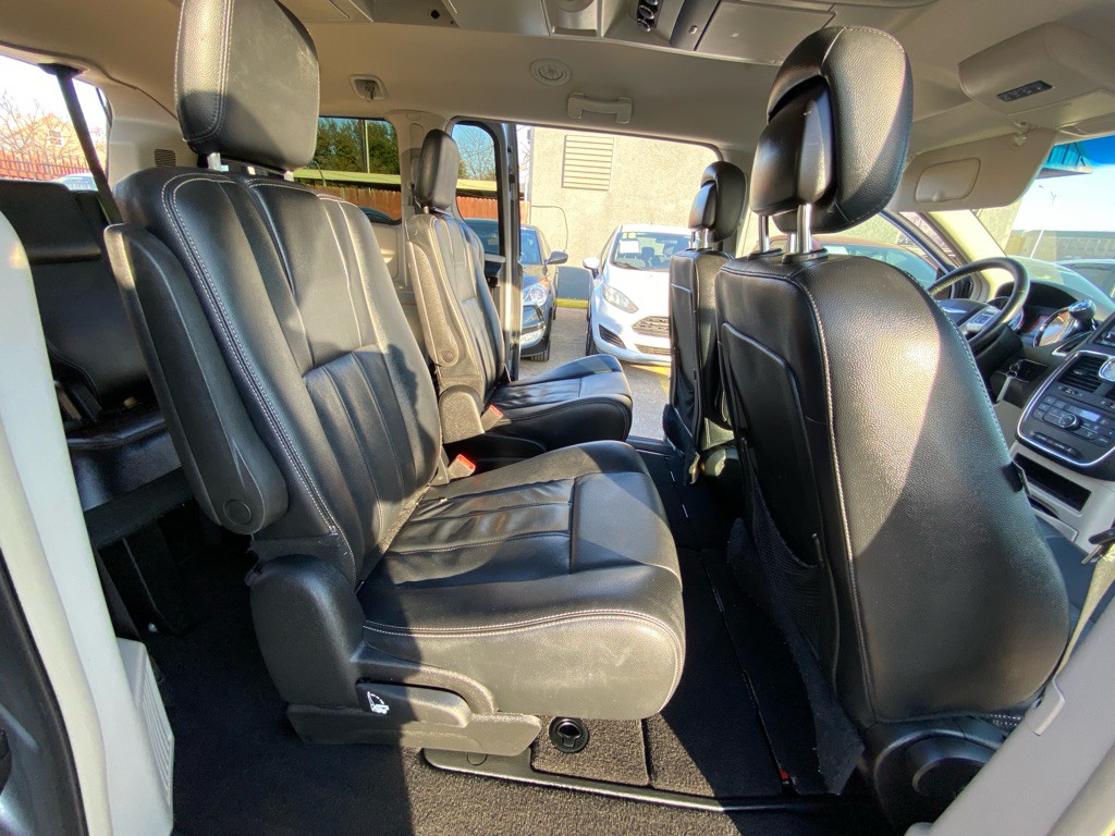 2015 Chrysler Town & Country Image 19