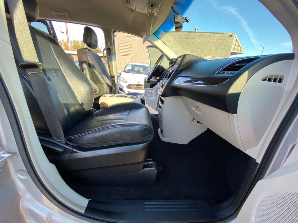 2015 Chrysler Town & Country Image 20