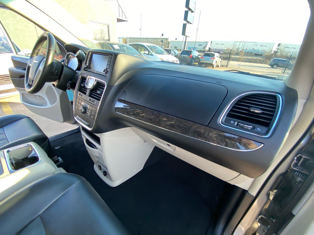 2015 Chrysler Town & Country Image 21