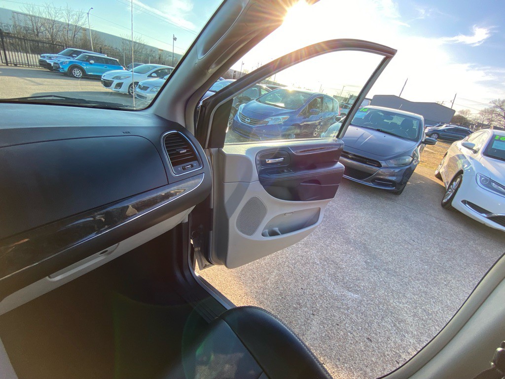 2015 Chrysler Town & Country Image 23