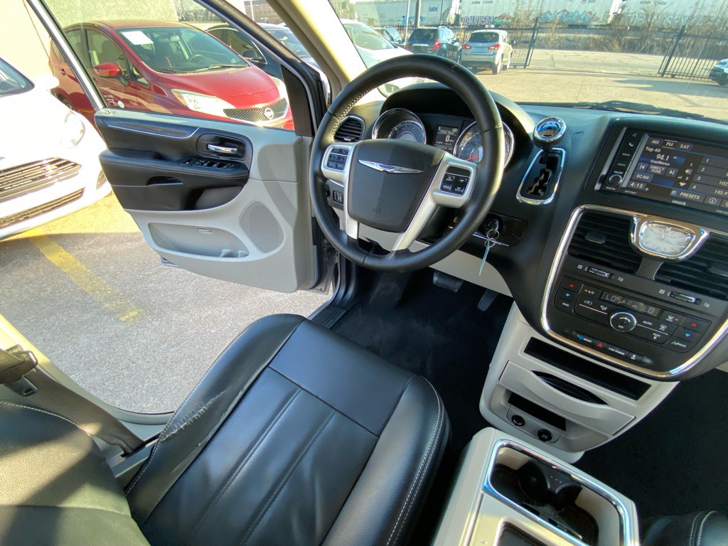 2015 Chrysler Town & Country Image 24