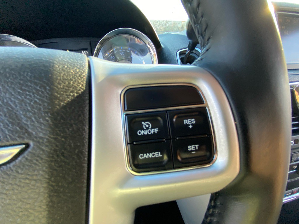 2015 Chrysler Town & Country Image 26