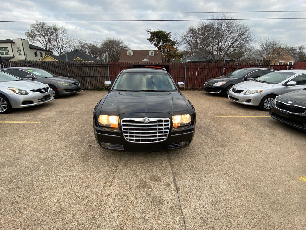 2010 Chrysler 300 Image 2