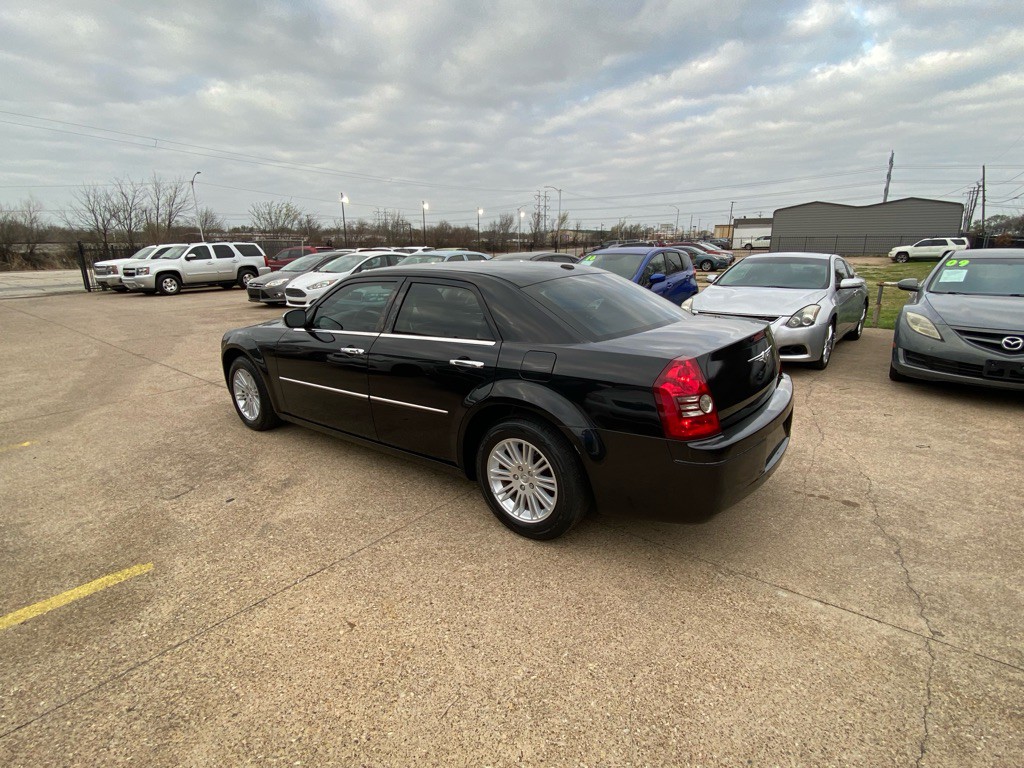 2010 Chrysler 300 Image 4