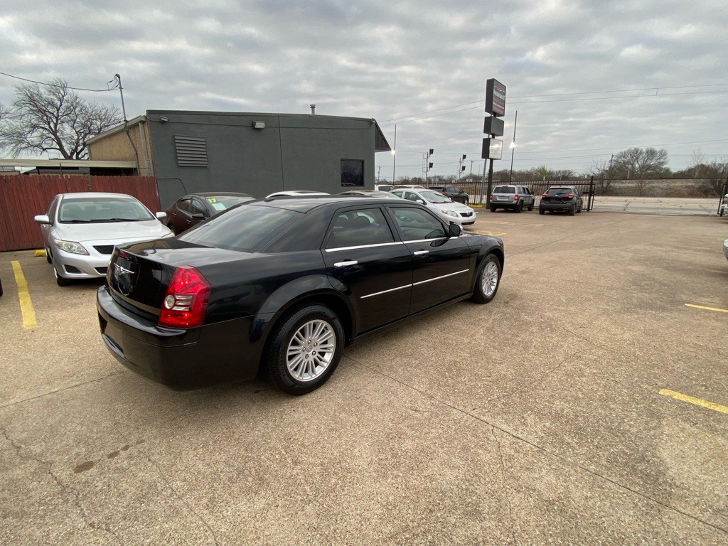 2010 Chrysler 300 Image 6