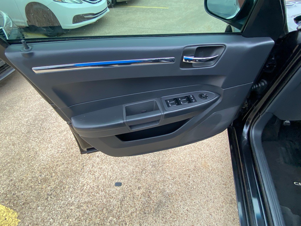 2010 Chrysler 300 Image 13