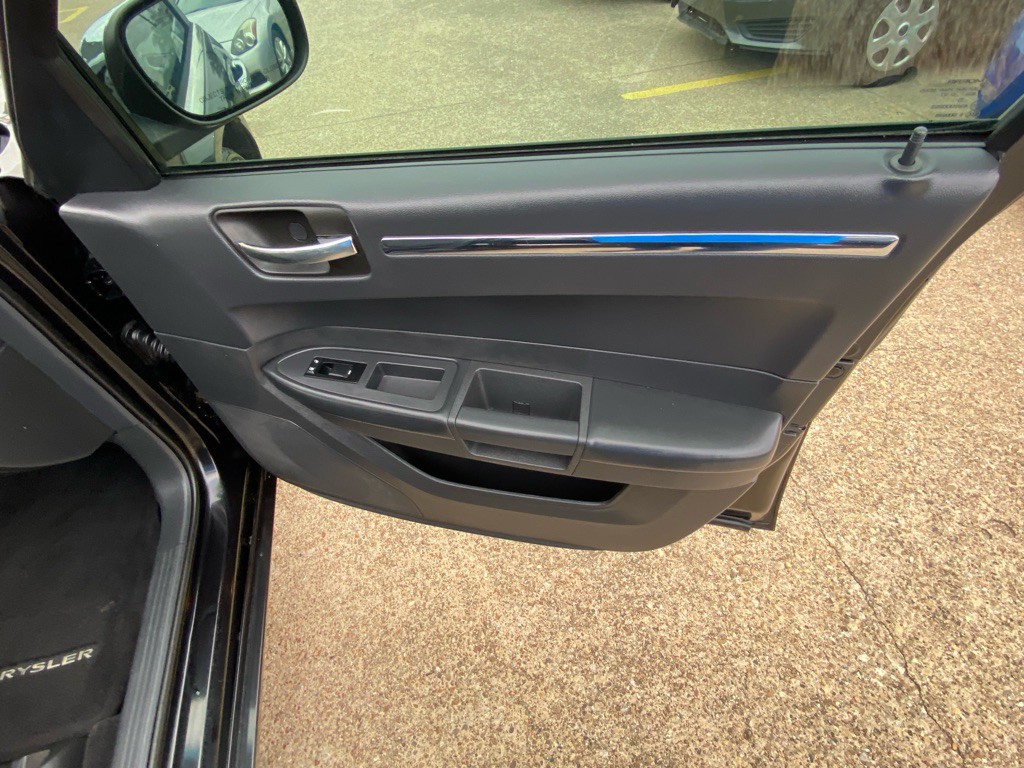 2010 Chrysler 300 Image 20