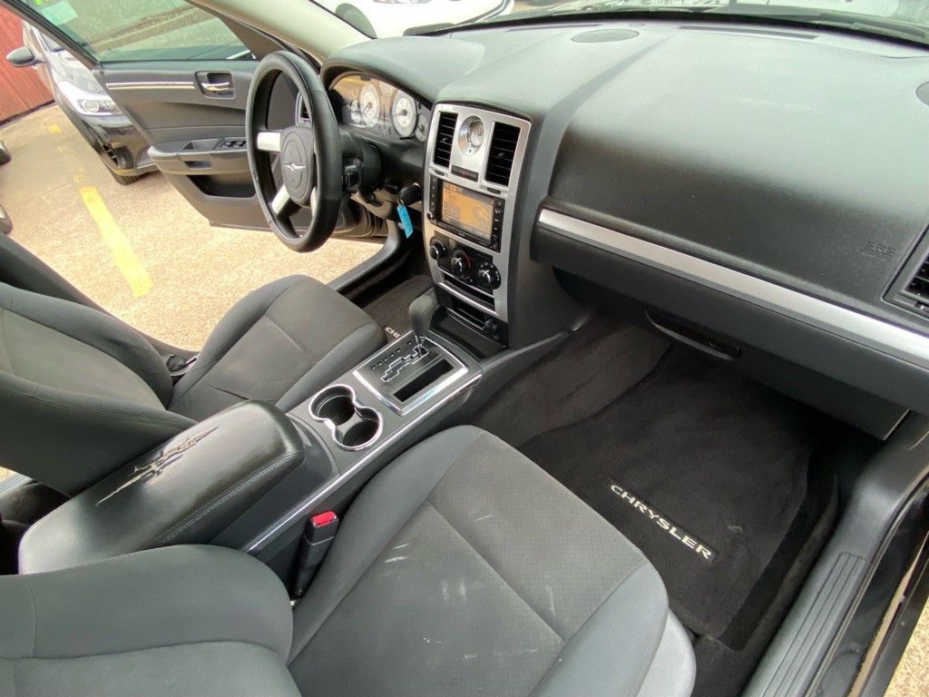 2010 Chrysler 300 Image 21