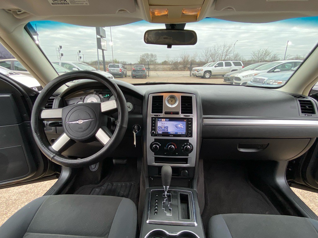 2010 Chrysler 300 Image 22