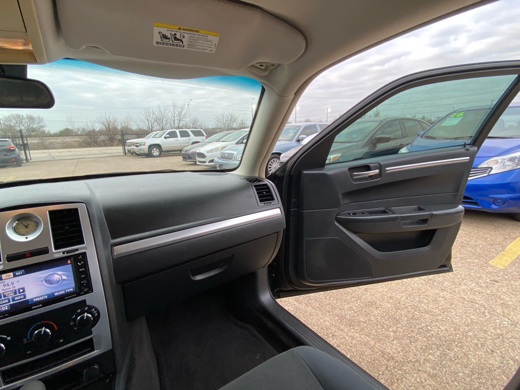 2010 Chrysler 300 Image 23