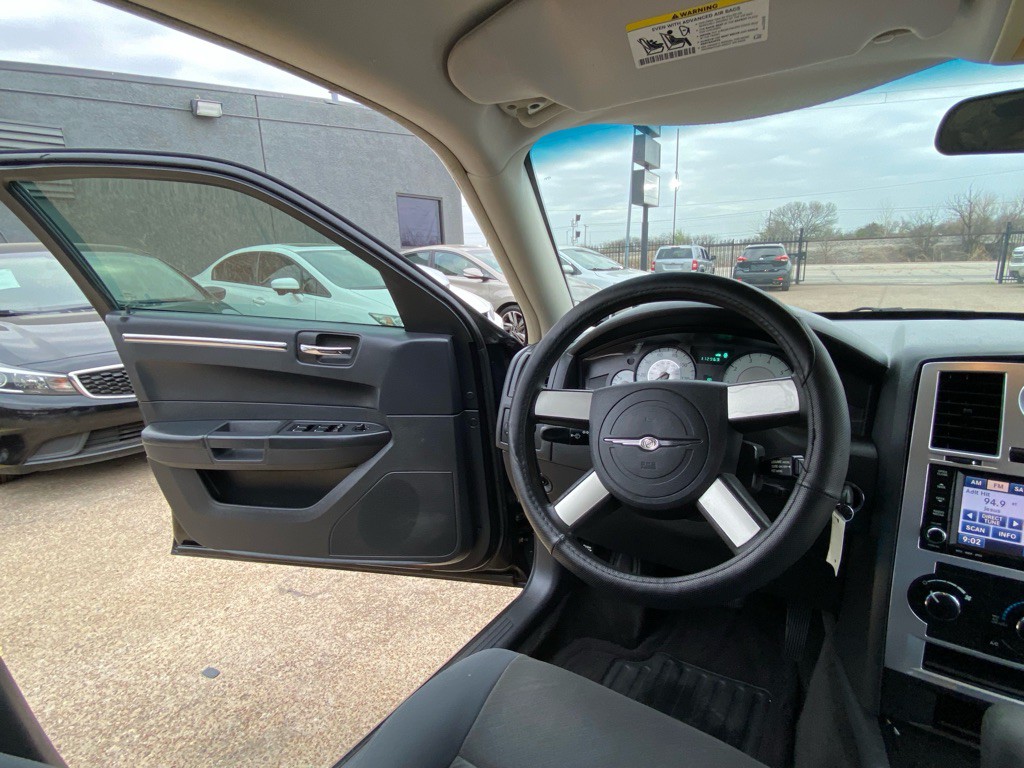 2010 Chrysler 300 Image 24