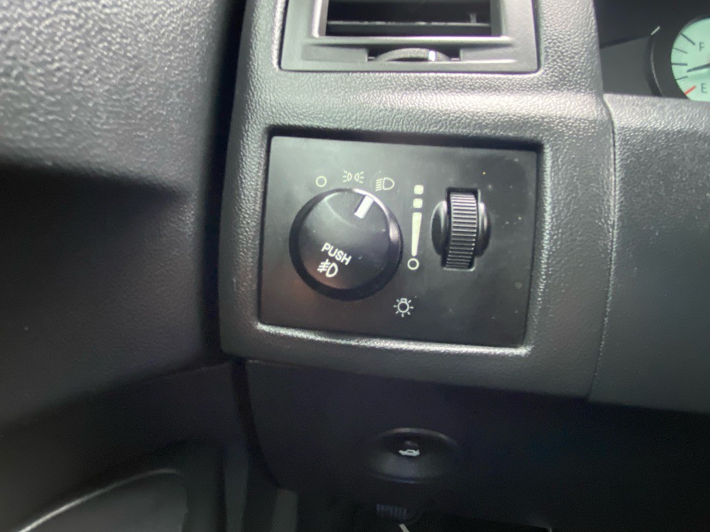 2010 Chrysler 300 Image 25