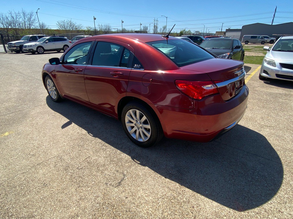 2012 Chrysler 200 Image 4