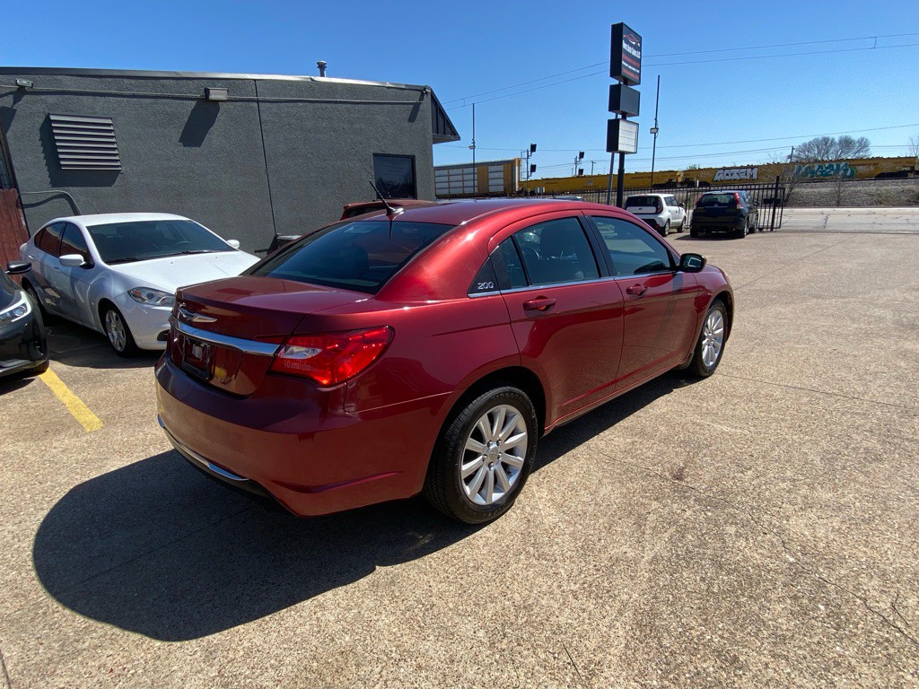 2012 Chrysler 200 Image 6