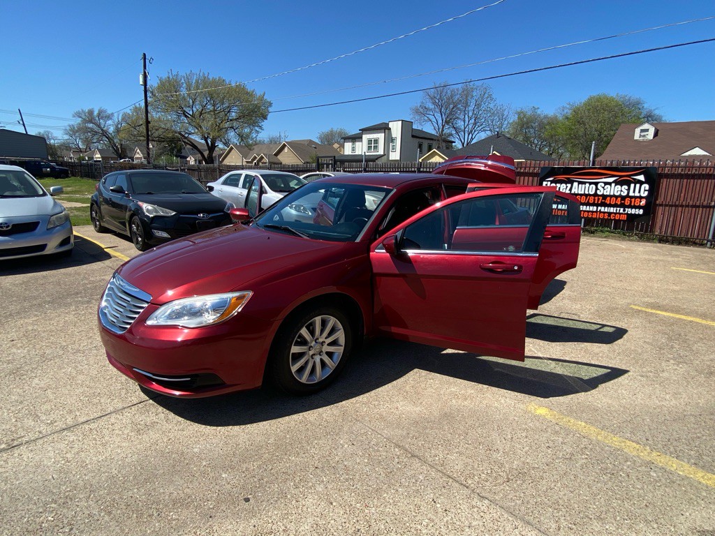 2012 Chrysler 200 Image 9