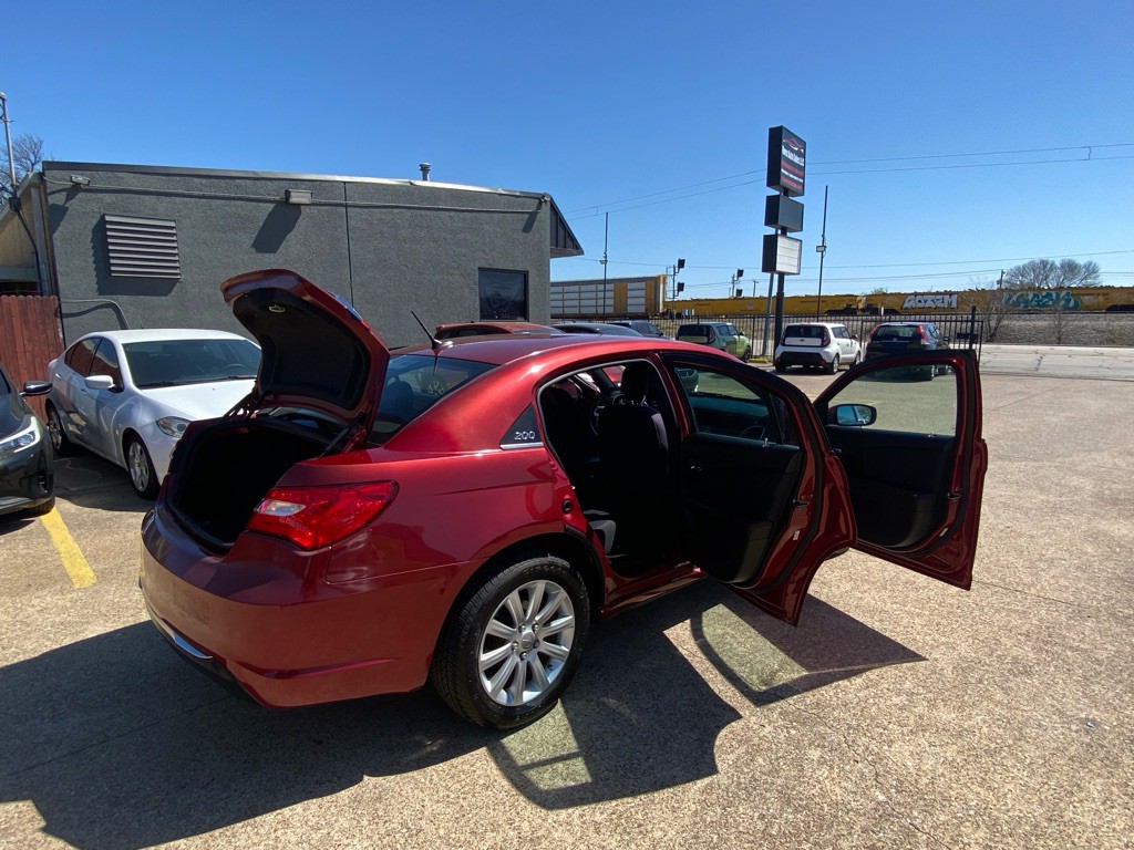 2012 Chrysler 200 Image 12