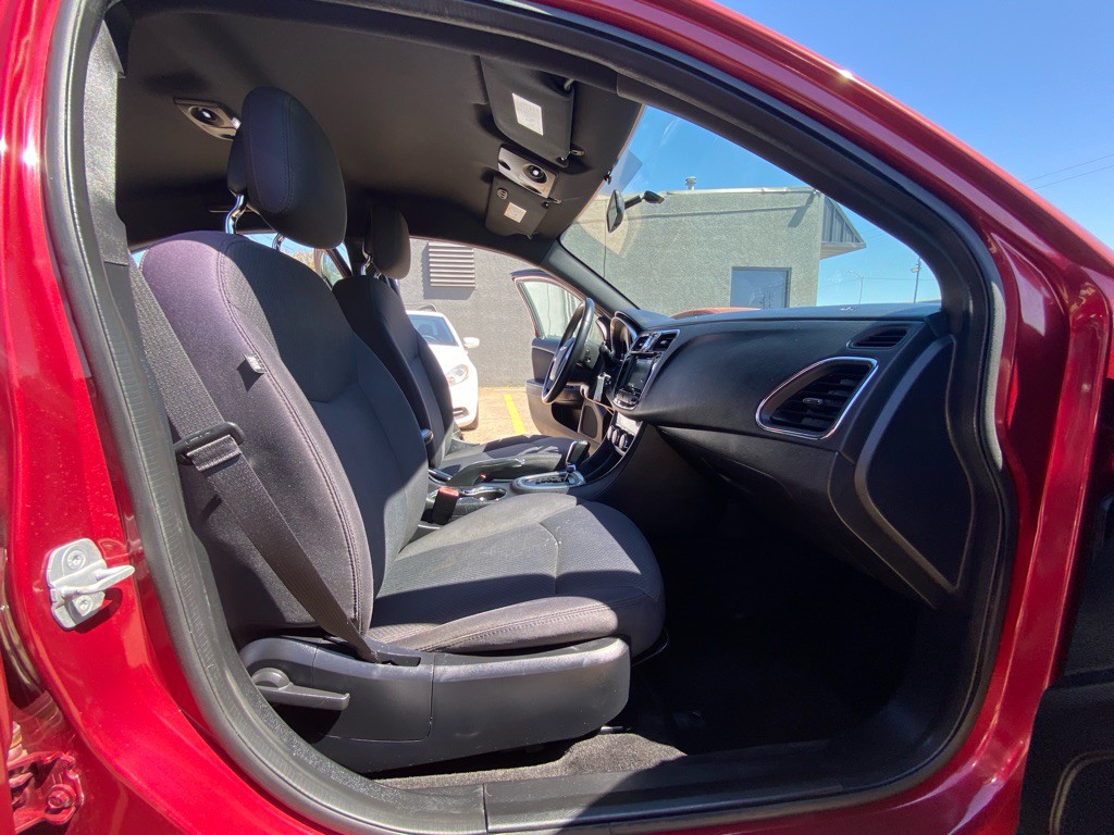 2012 Chrysler 200 Image 19