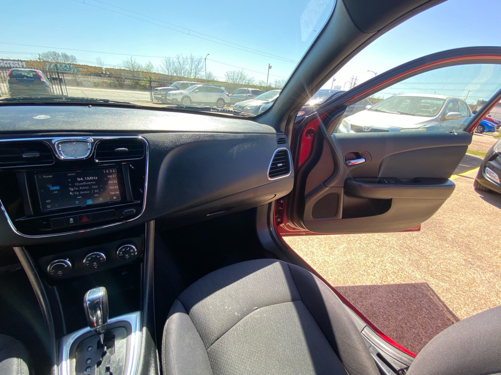 2012 Chrysler 200 Image 22