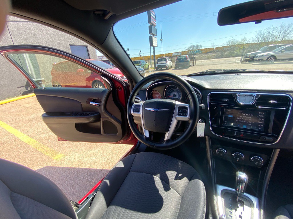 2012 Chrysler 200 Image 23