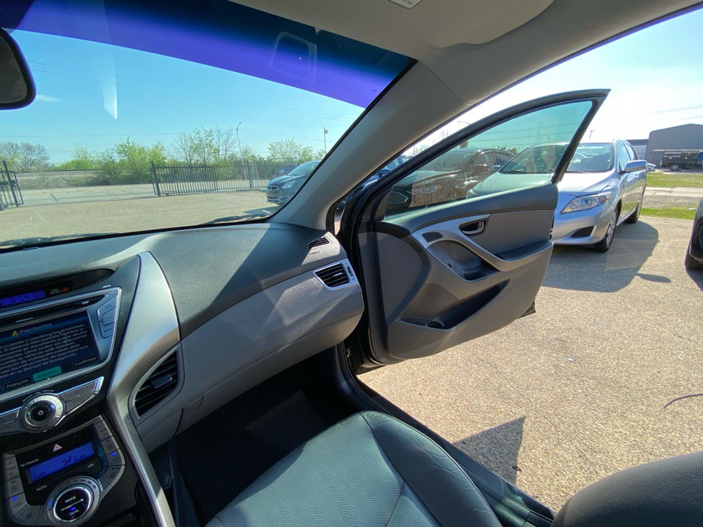 2013 Hyundai Elantra Image 22