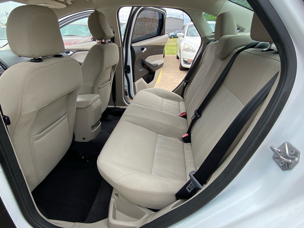 2016 Ford Focus Image 16