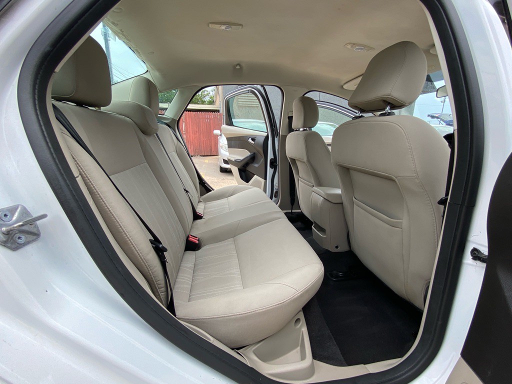 2016 Ford Focus Image 18
