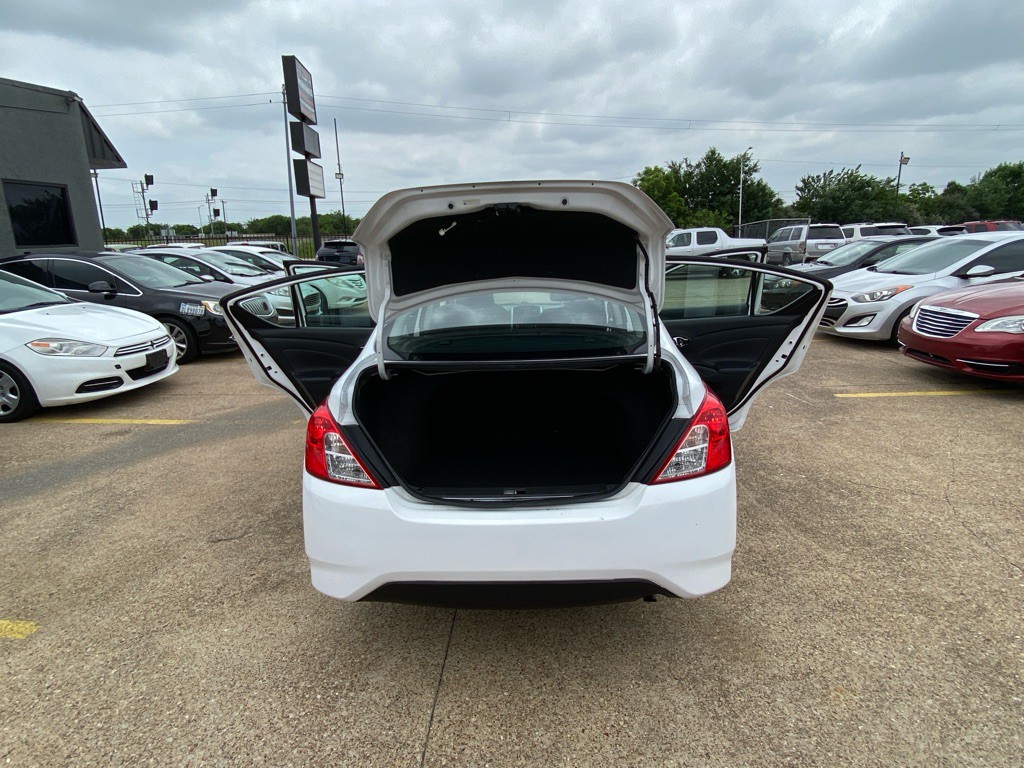2018 Nissan Versa Image 11