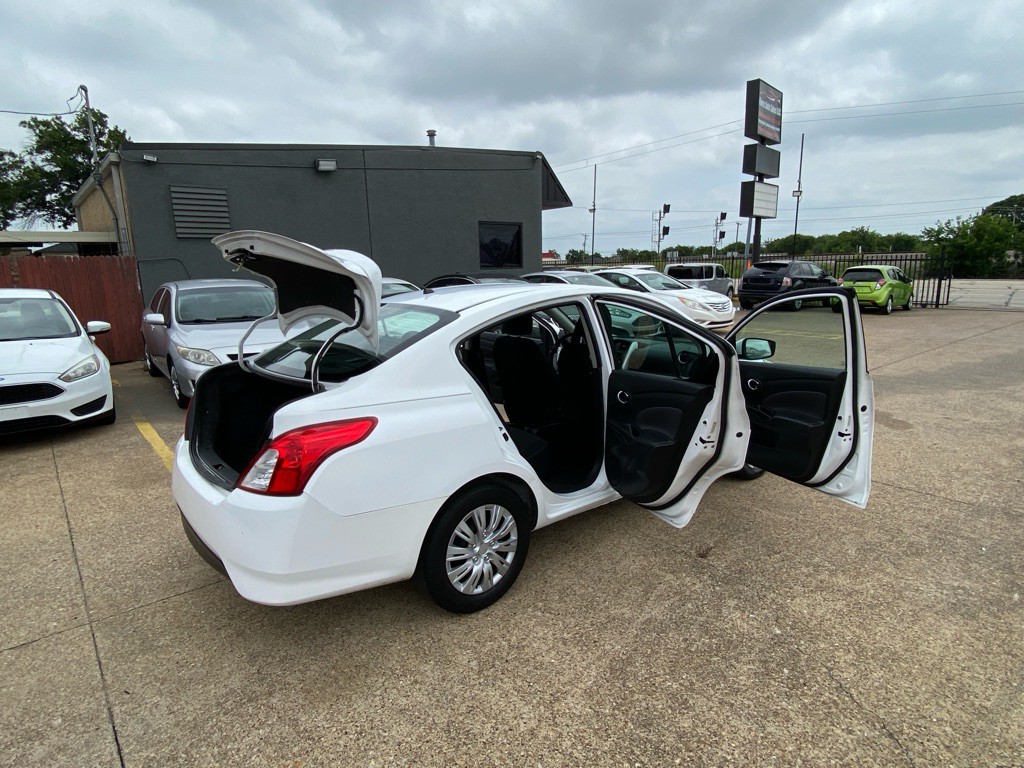 2018 Nissan Versa Image 12