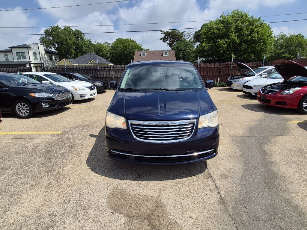 2014 Chrysler Town & Country Image 2