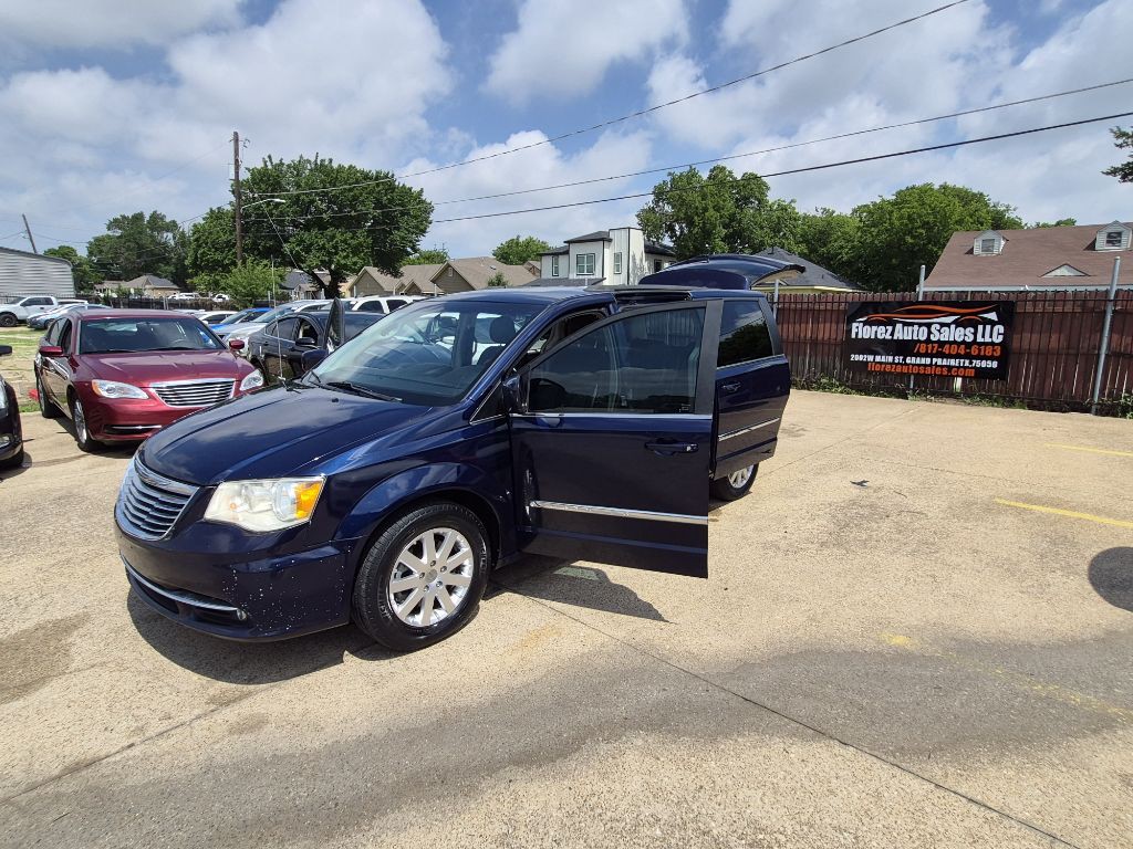 2014 Chrysler Town & Country Image 9