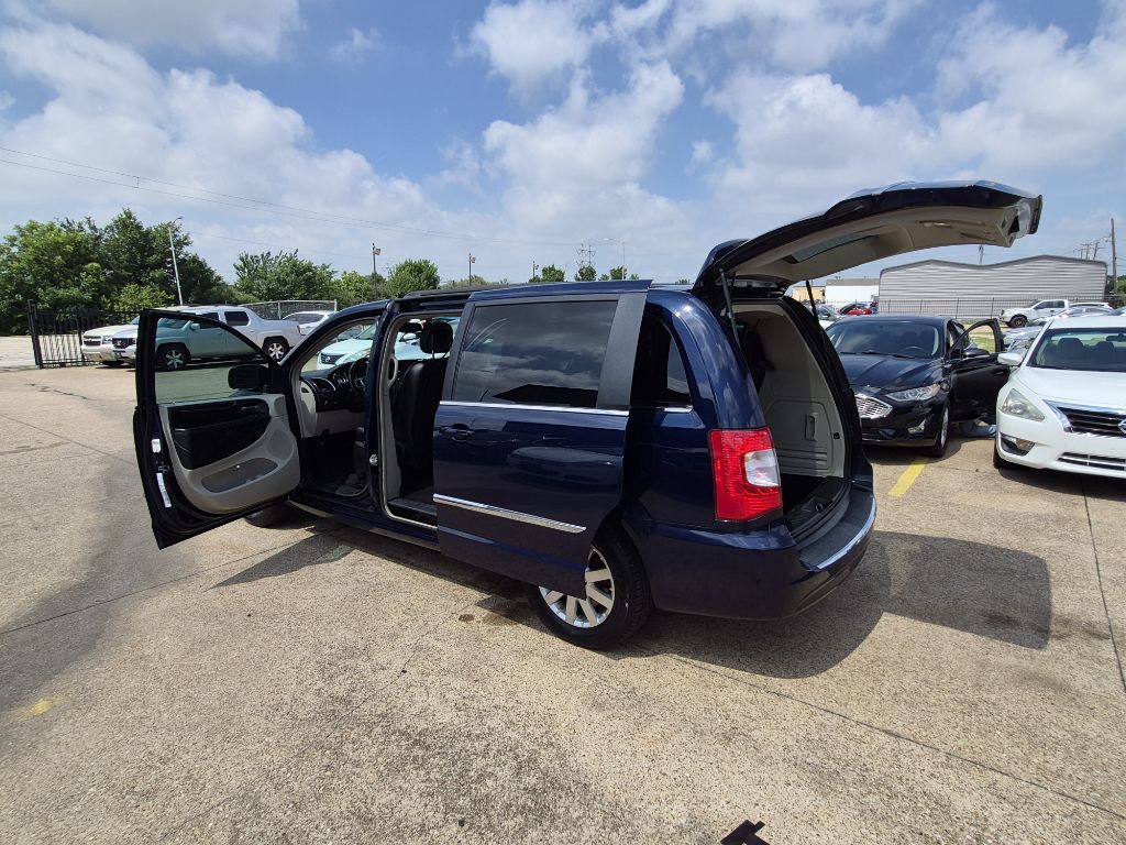 2014 Chrysler Town & Country Image 10