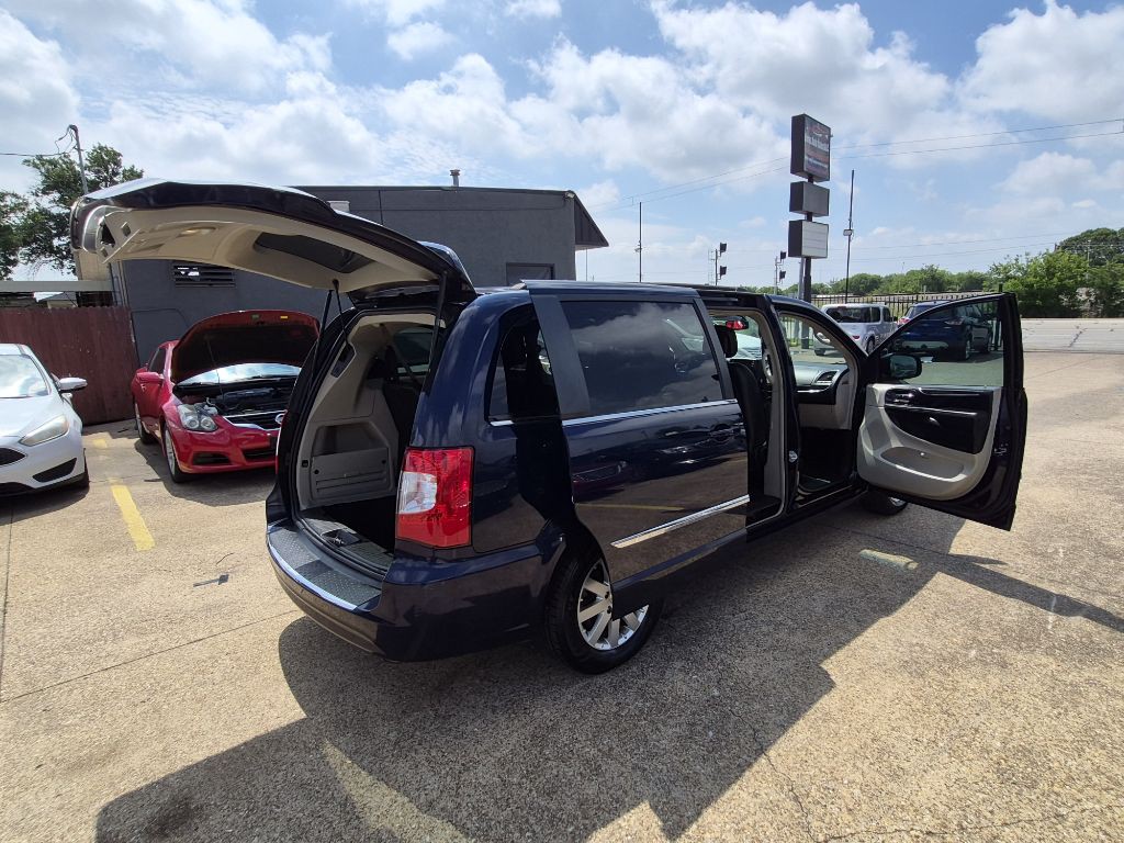 2014 Chrysler Town & Country Image 12