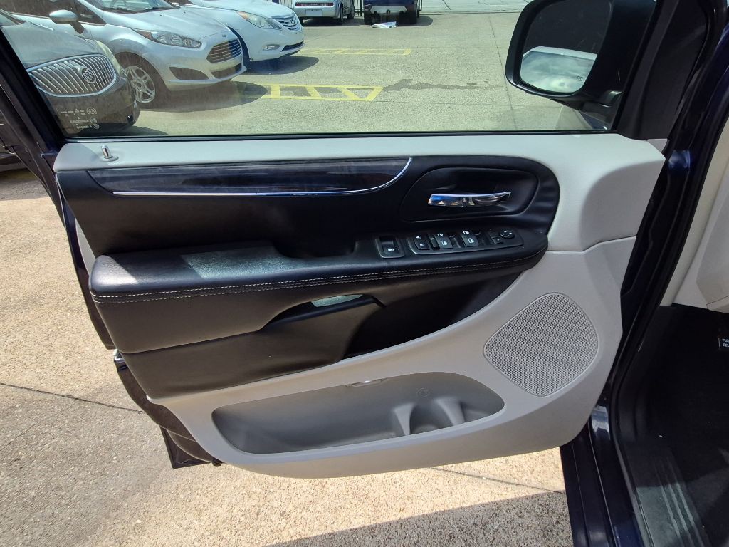 2014 Chrysler Town & Country Image 13