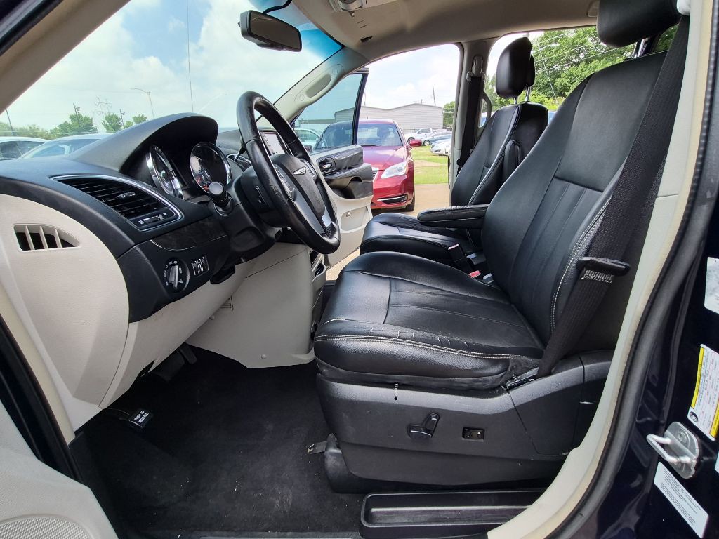 2014 Chrysler Town & Country Image 14