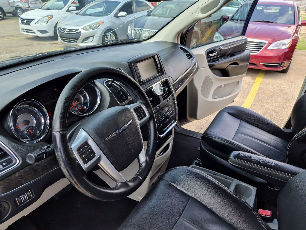 2014 Chrysler Town & Country Image 15