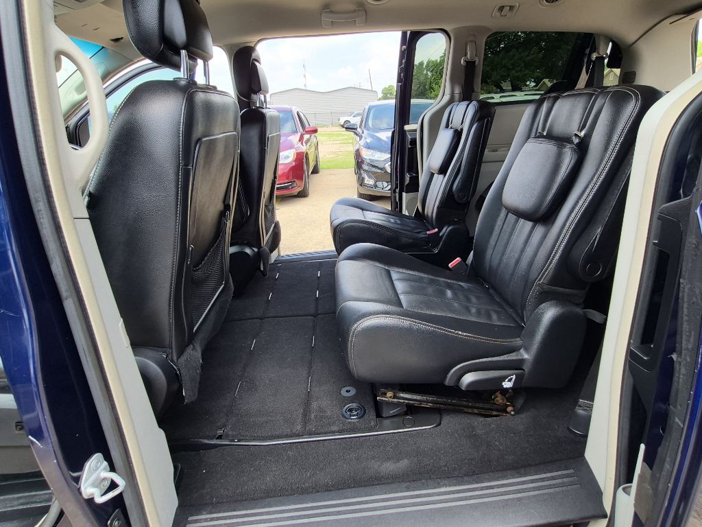 2014 Chrysler Town & Country Image 16
