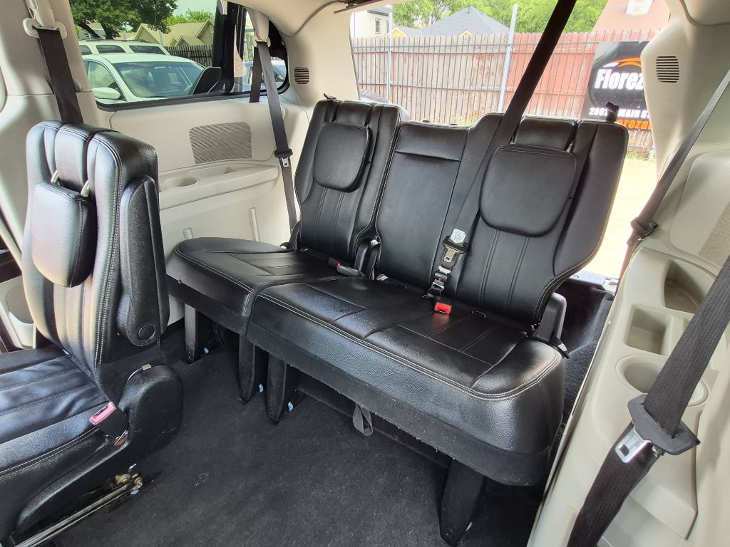 2014 Chrysler Town & Country Image 17