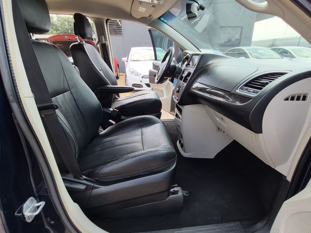 2014 Chrysler Town & Country Image 21