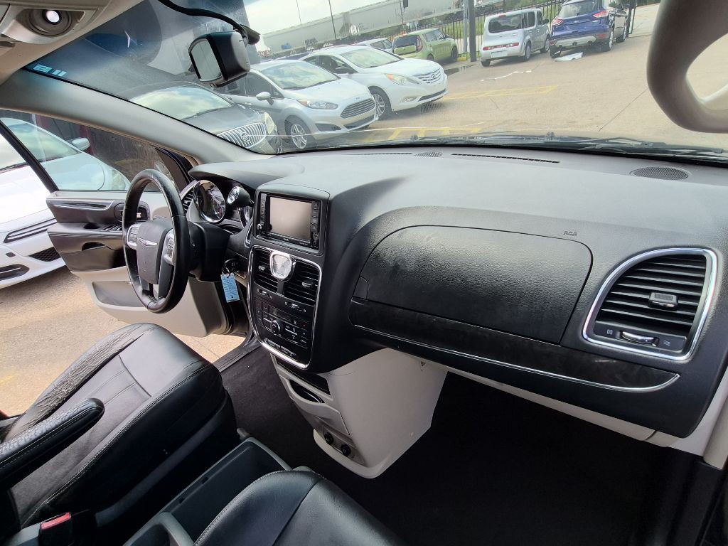 2014 Chrysler Town & Country Image 22
