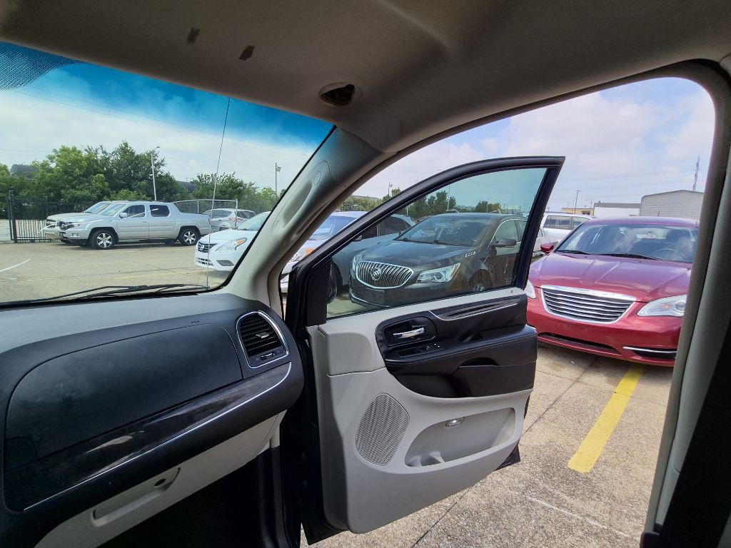 2014 Chrysler Town & Country Image 24