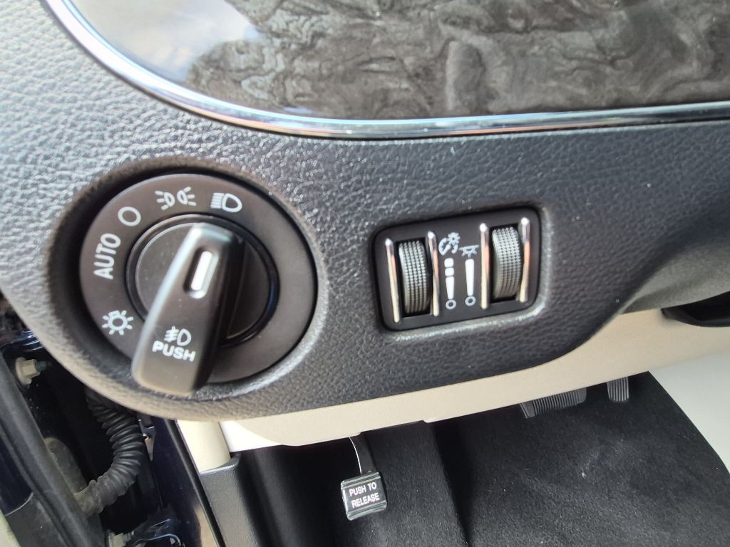 2014 Chrysler Town & Country Image 25