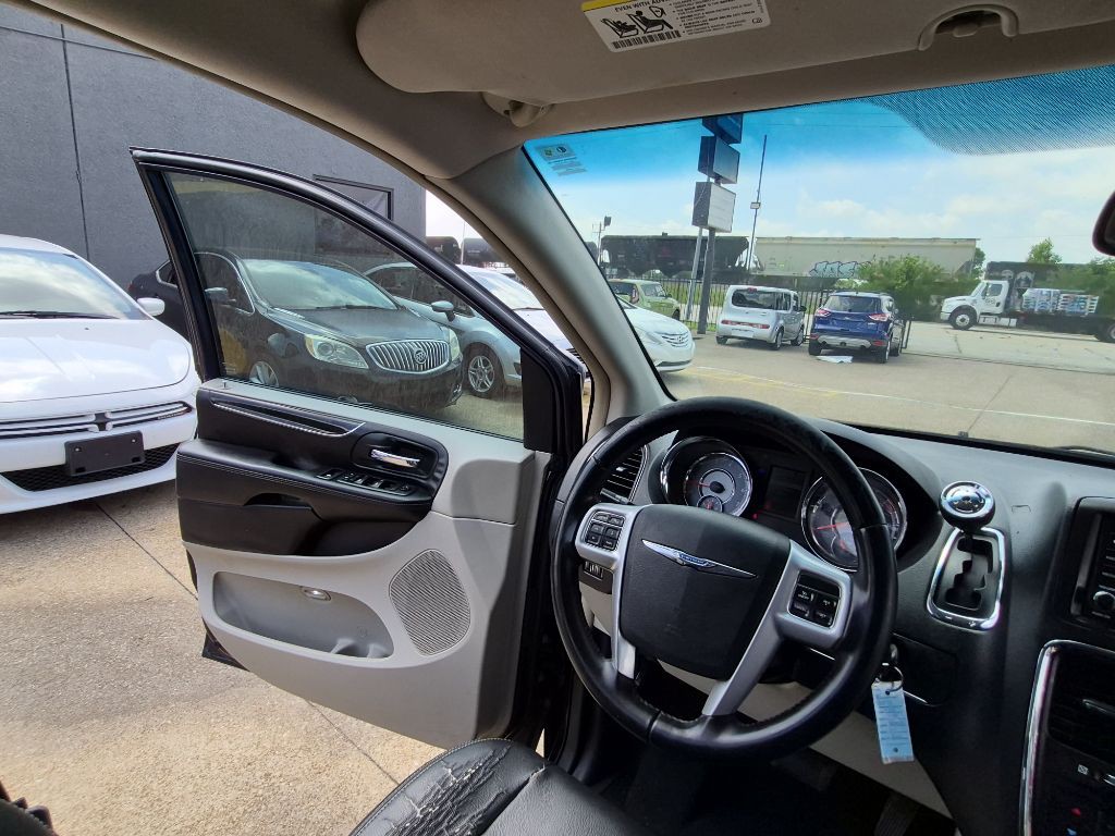 2014 Chrysler Town & Country Image 26
